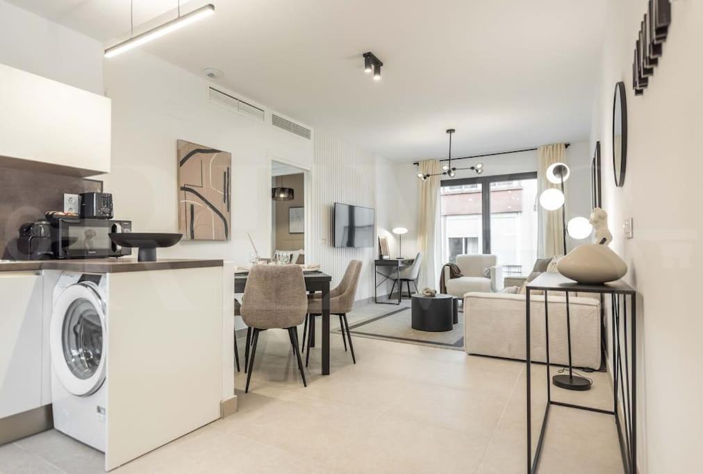 Modern Apartment With Patio & Parking By Rems Malaga Bagian luar foto