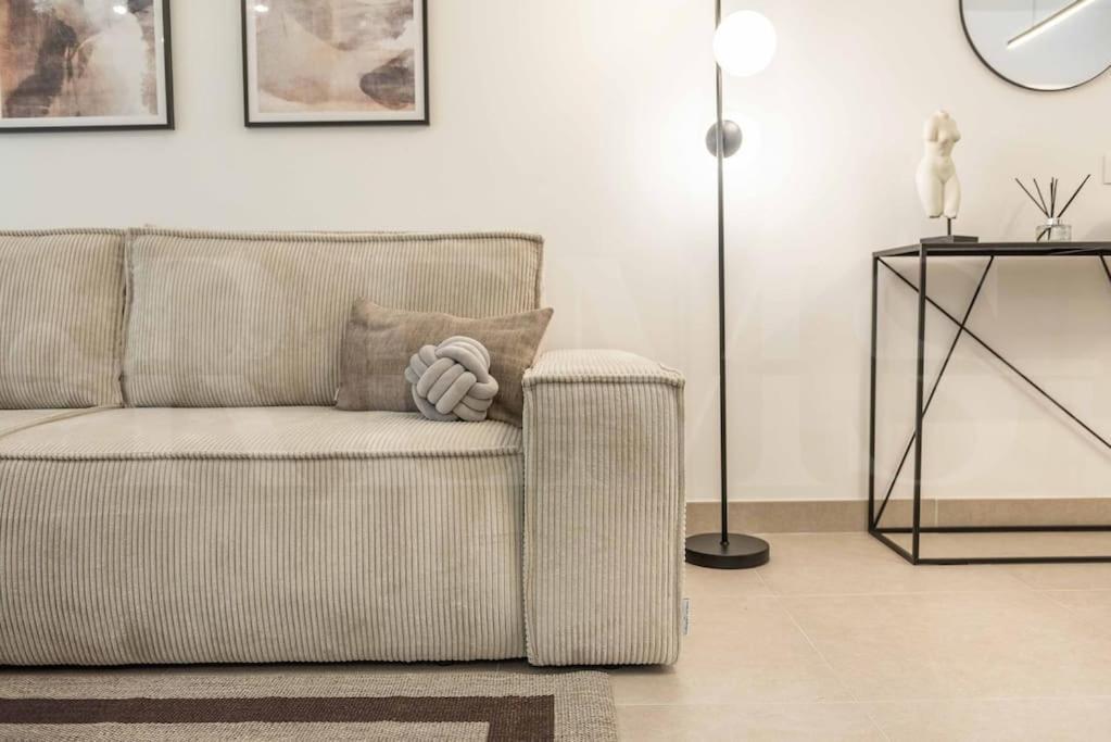 Modern Apartment With Patio & Parking By Rems Malaga Bagian luar foto