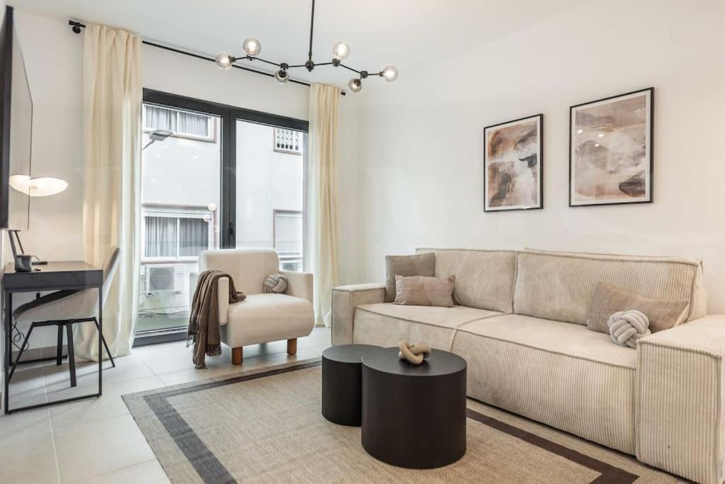 Modern Apartment With Patio & Parking By Rems Malaga Bagian luar foto
