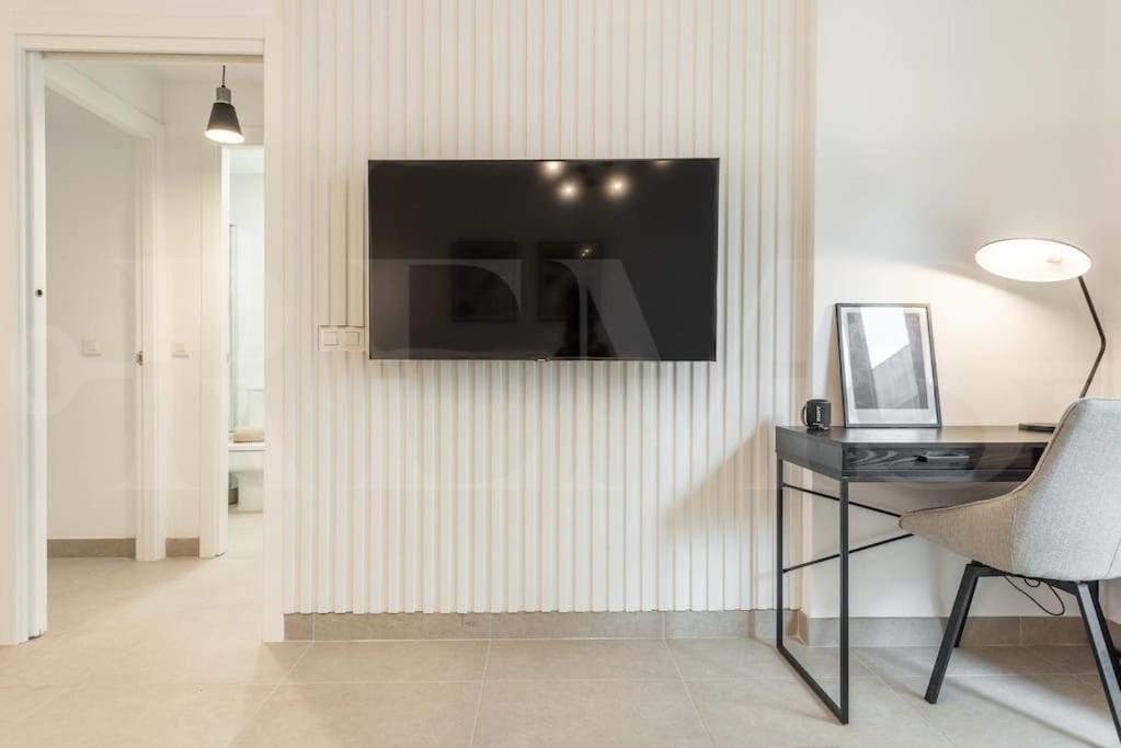 Modern Apartment With Patio & Parking By Rems Malaga Bagian luar foto