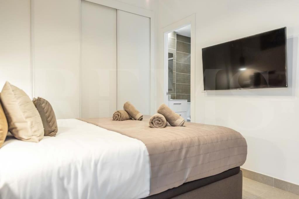 Modern Apartment With Patio & Parking By Rems Malaga Bagian luar foto