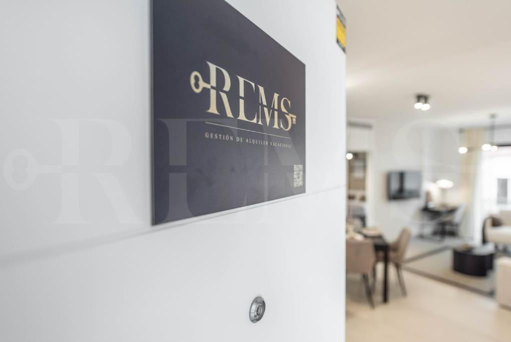 Modern Apartment With Patio & Parking By Rems Malaga Bagian luar foto