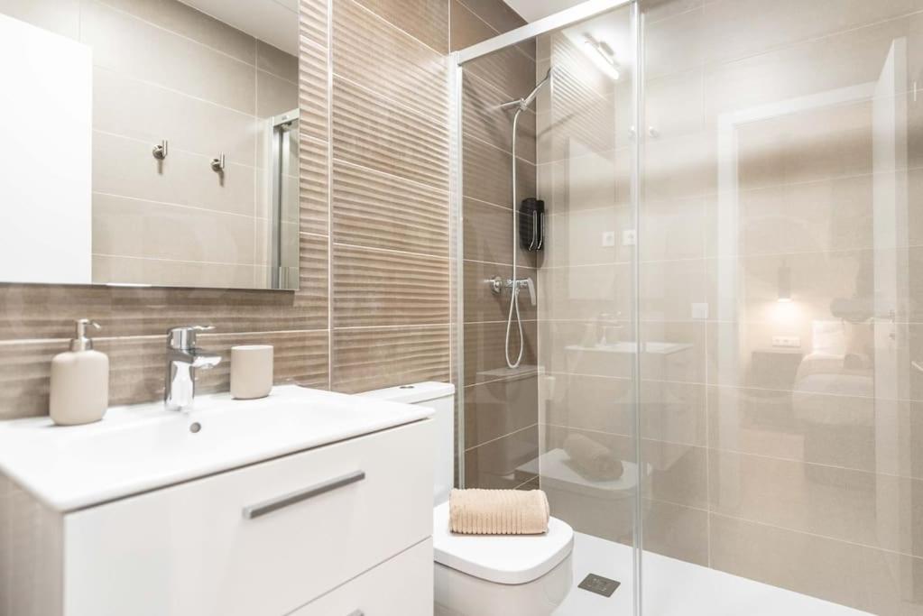 Modern Apartment With Patio & Parking By Rems Malaga Bagian luar foto