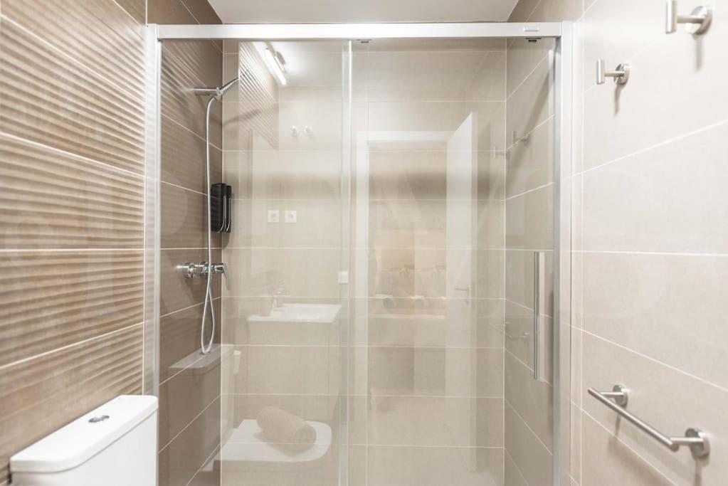 Modern Apartment With Patio & Parking By Rems Malaga Bagian luar foto