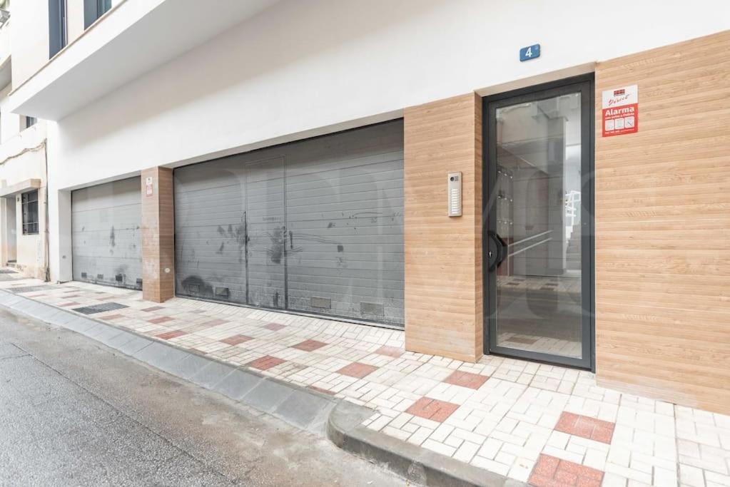 Modern Apartment With Patio & Parking By Rems Malaga Bagian luar foto