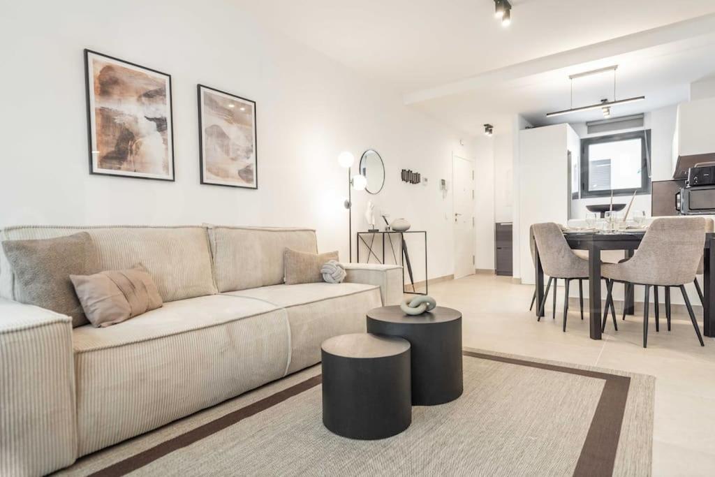 Modern Apartment With Patio & Parking By Rems Malaga Bagian luar foto