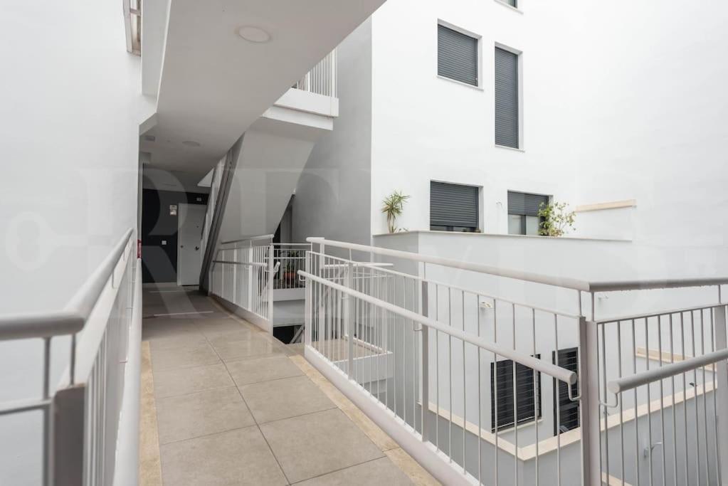 Modern Apartment With Patio & Parking By Rems Malaga Bagian luar foto