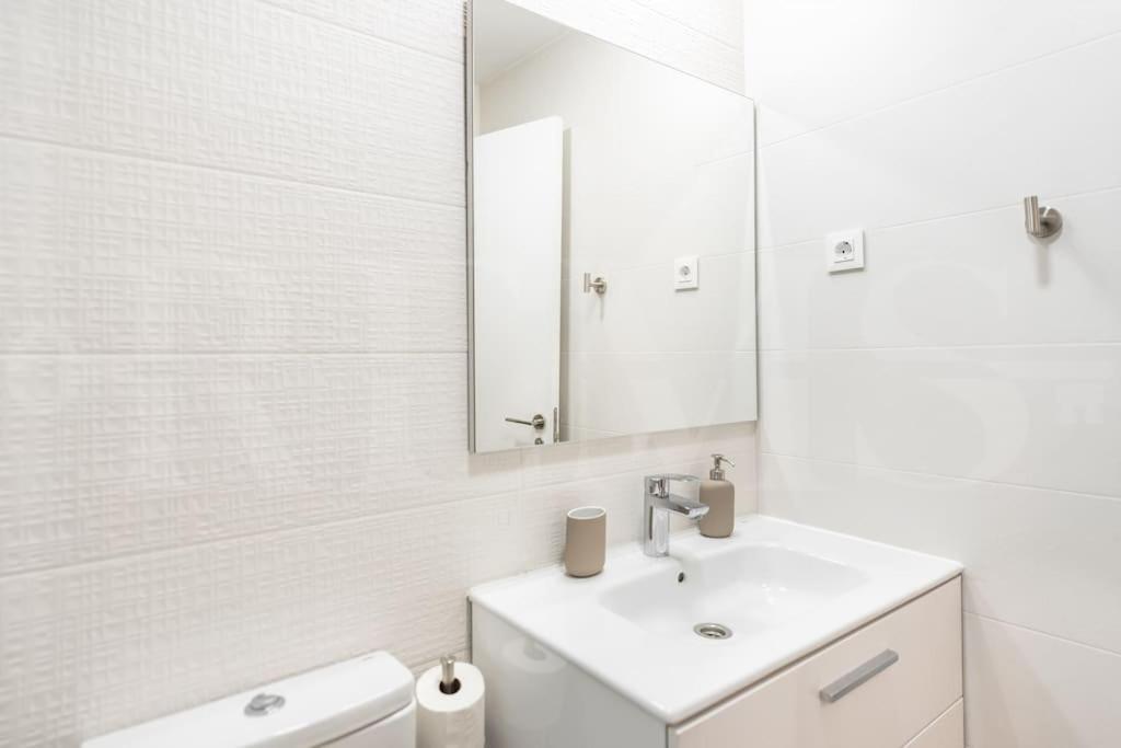 Modern Apartment With Patio & Parking By Rems Malaga Bagian luar foto