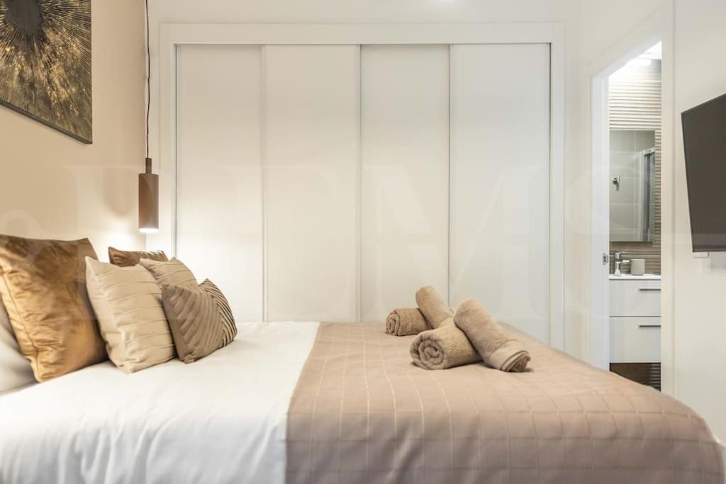Modern Apartment With Patio & Parking By Rems Malaga Bagian luar foto