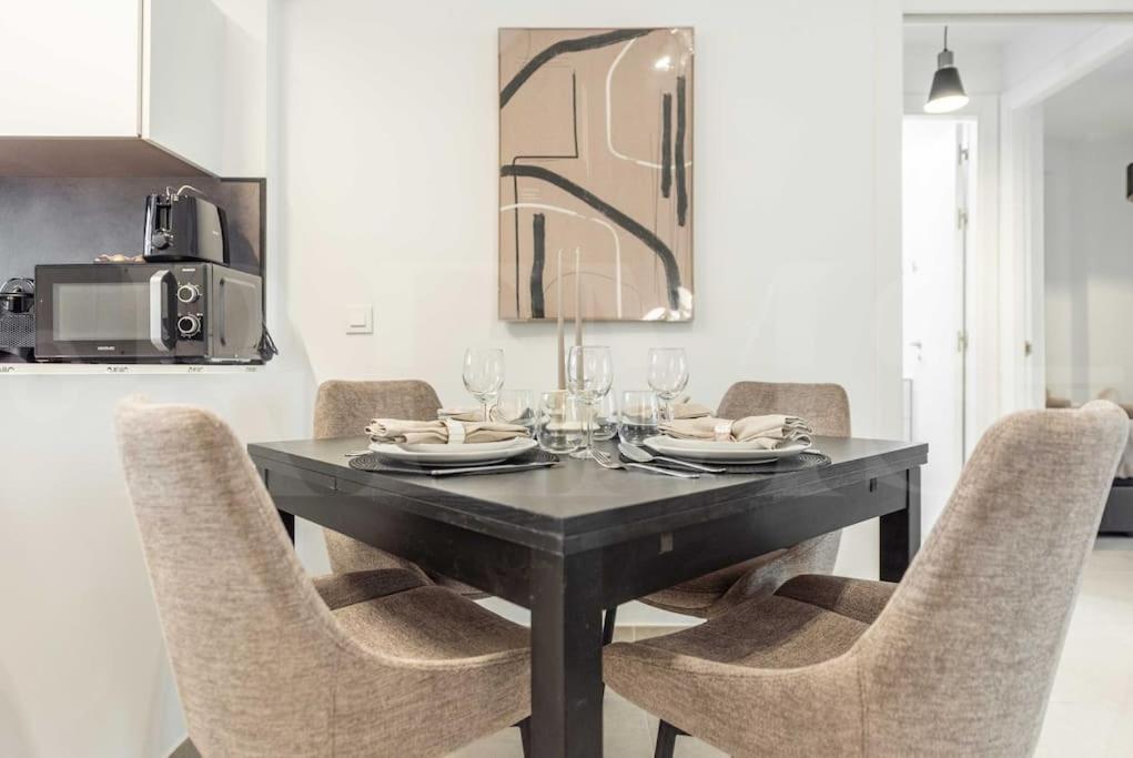 Modern Apartment With Patio & Parking By Rems Malaga Bagian luar foto