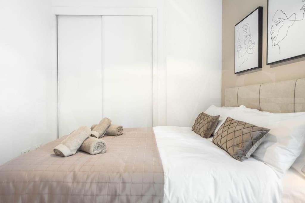 Modern Apartment With Patio & Parking By Rems Malaga Bagian luar foto
